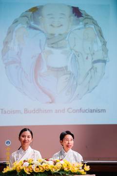 上午舉行兩場「和諧世界 從我心做起」專題演講，由英國漢學院學生進行報告